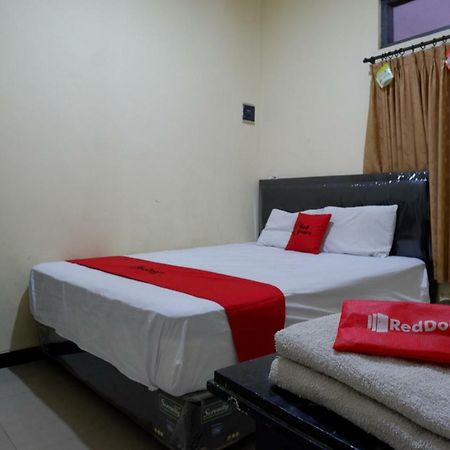 Hotel RedDoorz near GOR Wisanggeni Tegal  Exterior foto
