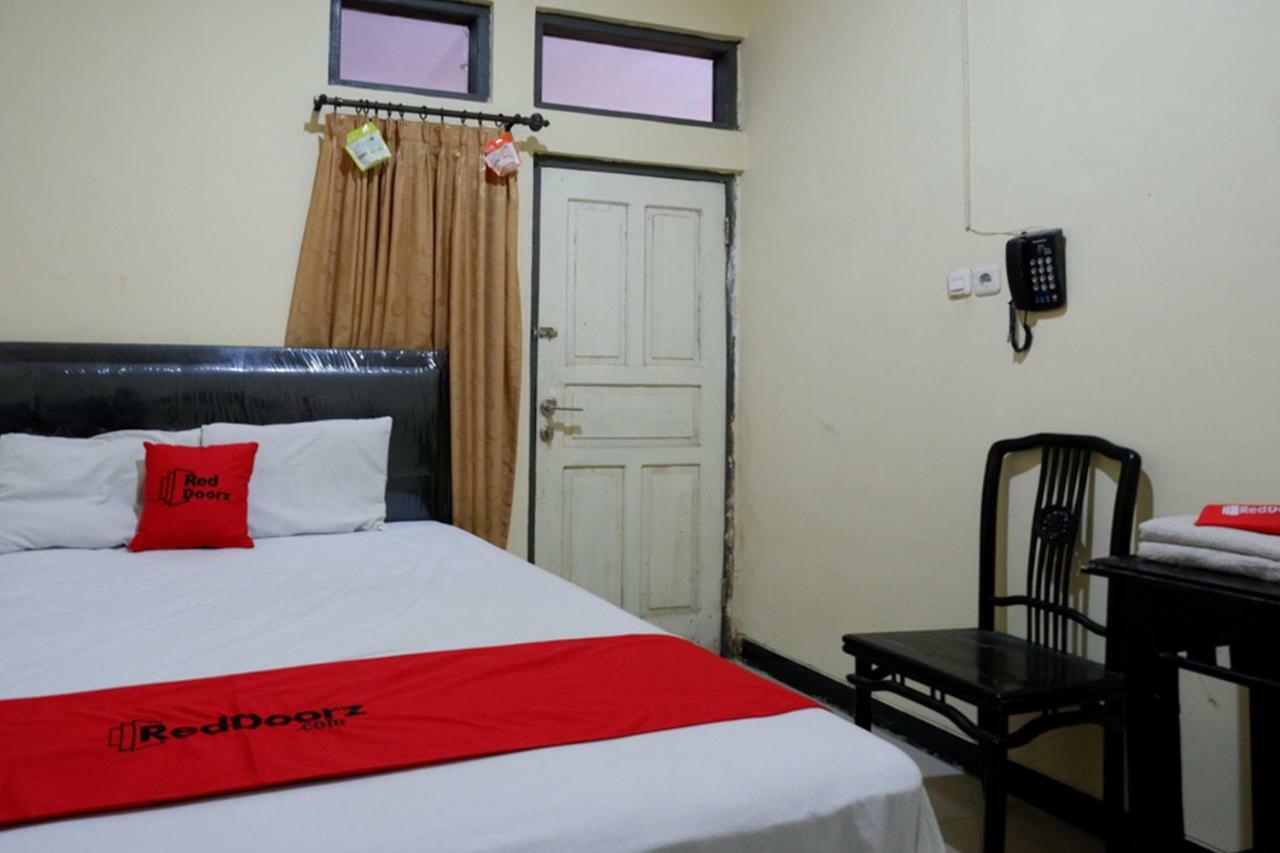 Hotel RedDoorz near GOR Wisanggeni Tegal  Exterior foto