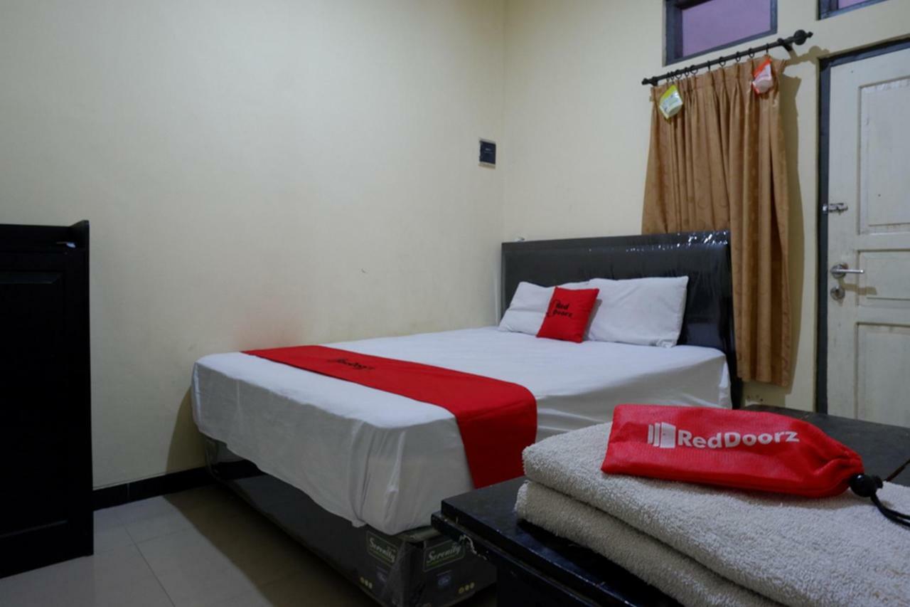 Hotel RedDoorz near GOR Wisanggeni Tegal  Exterior foto