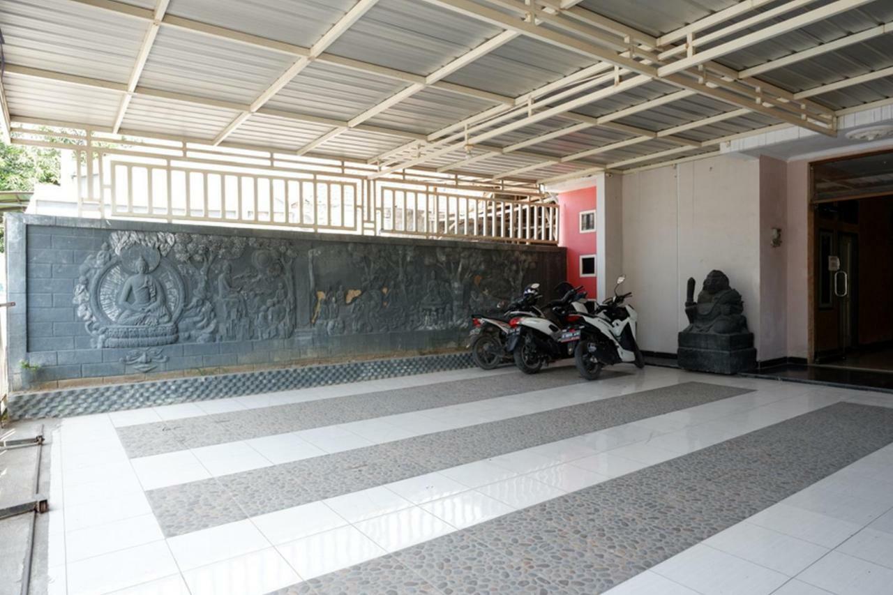 Hotel RedDoorz near GOR Wisanggeni Tegal  Exterior foto