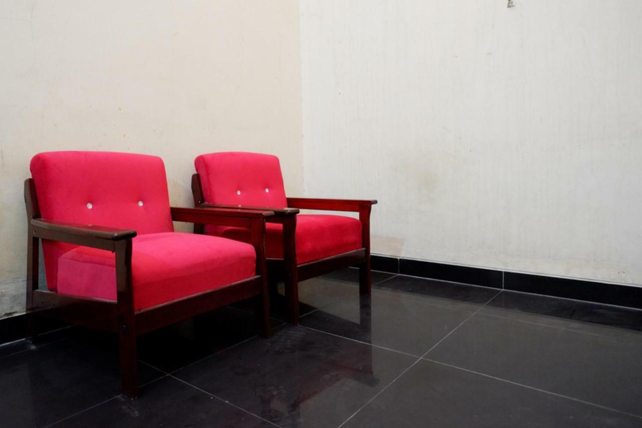 Hotel RedDoorz near GOR Wisanggeni Tegal  Exterior foto