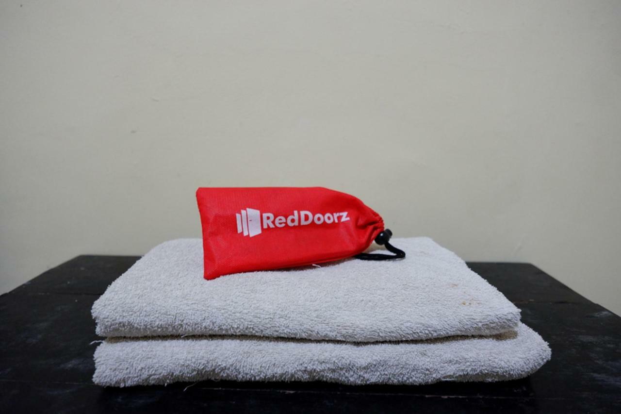 Hotel RedDoorz near GOR Wisanggeni Tegal  Exterior foto