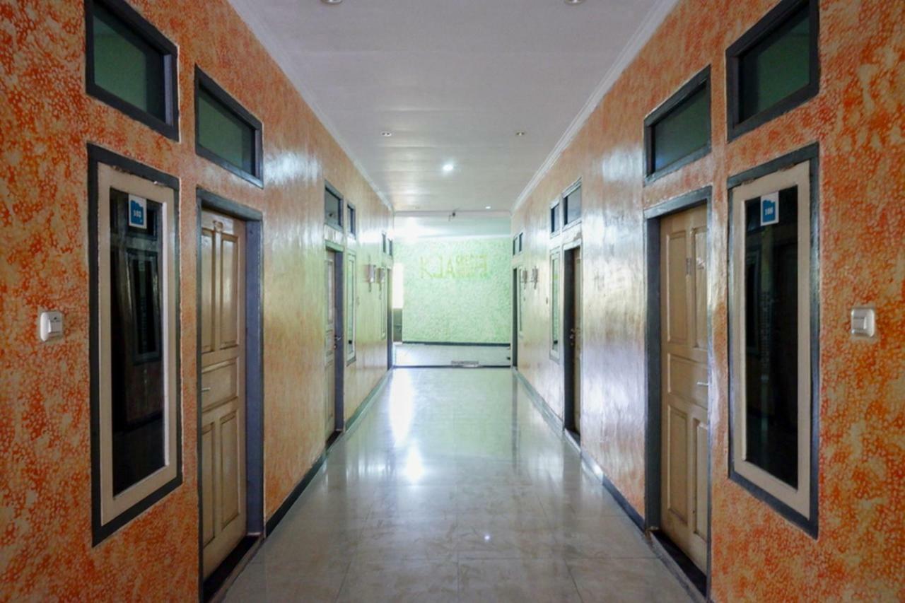 Hotel RedDoorz near GOR Wisanggeni Tegal  Exterior foto