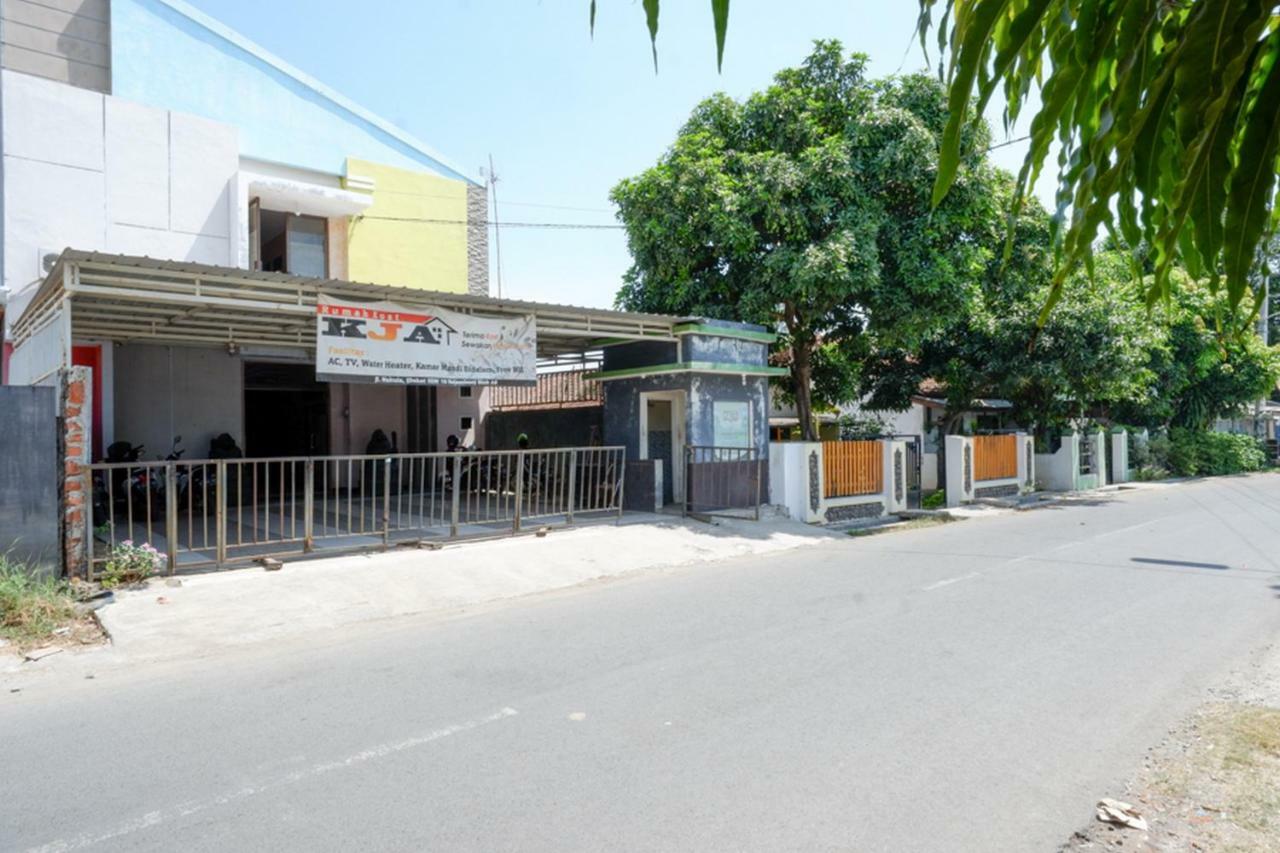 Hotel RedDoorz near GOR Wisanggeni Tegal  Exterior foto