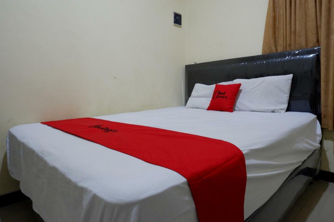 Hotel RedDoorz near GOR Wisanggeni Tegal  Exterior foto